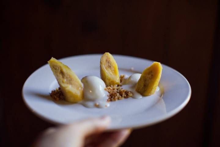 Postre de plátano avainillado, ron y helado de leche de cabra de 'Casa Osmunda'.