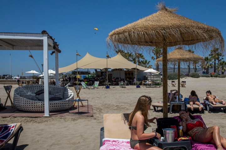 Hay un servicio en la misma playa, para los que no se quieran sacar sus pies de la arena.