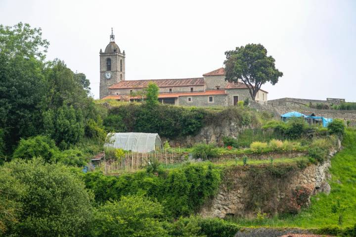  Las afueras del pueblo y la Iglesia de San Román, pueblo de huertos y de trabajadores.