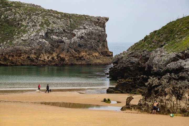 La playa de Cué tiene 380 metros de largo.