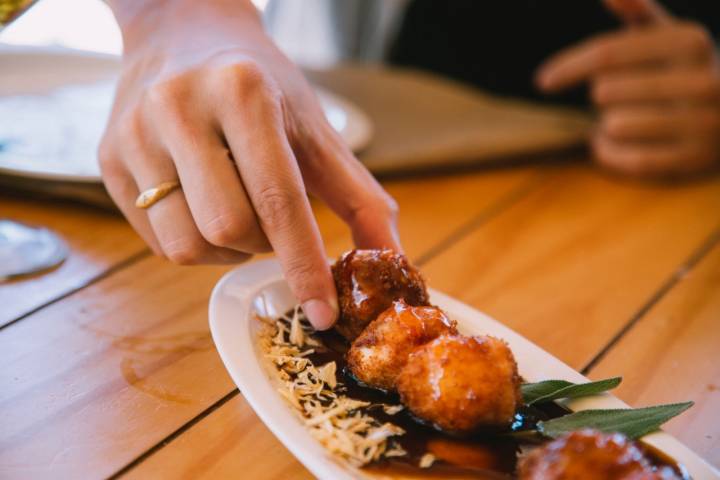 una mujer comiendo en el restaurante 