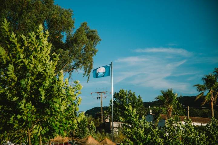 la bandera azul de la playa de Peloche