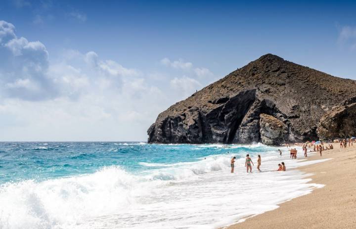 La playa de los Muertos, una de las más emblemáticas de la zona, es buen lugar para cuando sopla el Poniente. Foto: Shutterstock.