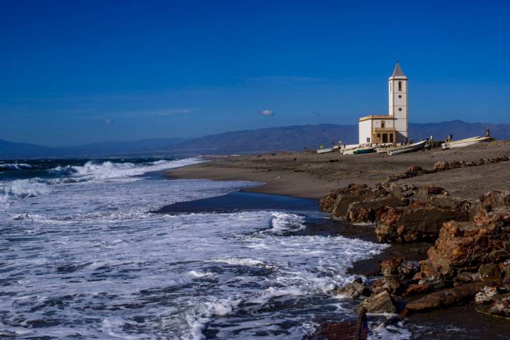 Perfecta para mantener la distancia, la playa de las Salinas.