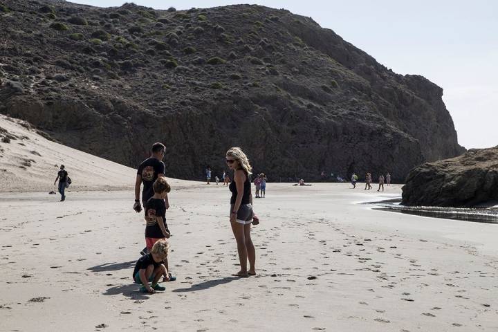 Un día en familia por la playa del Mónsul. Foto: Paula García Díaz.