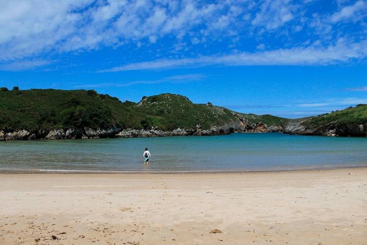 La arena blanca de Andrín se ofrece como una alternativa fresca para caminar en las tardes de verano. Foto: Shutterstock.