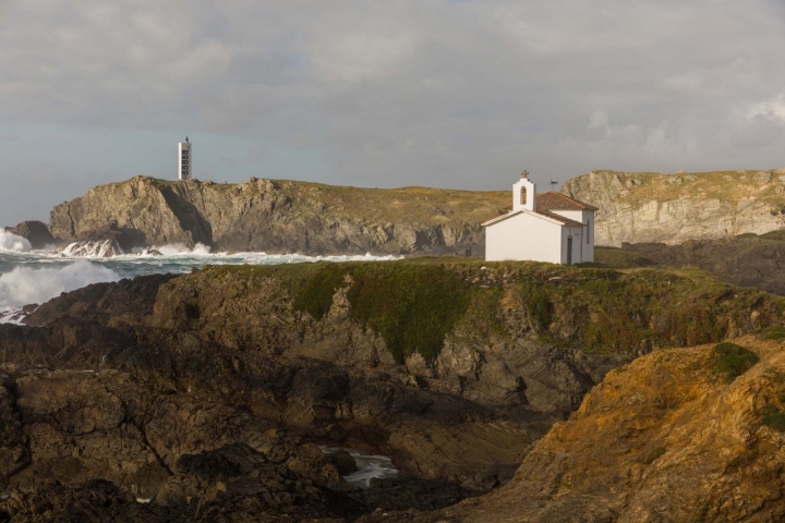 Vista de la Ermita Nosa Señora do Porto, en Punta Frouxeira.