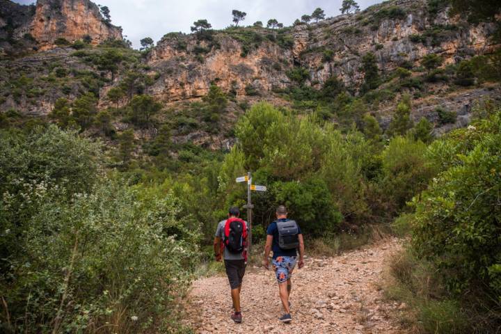 Dos senderistas por los caminos del macizo de Mondúver