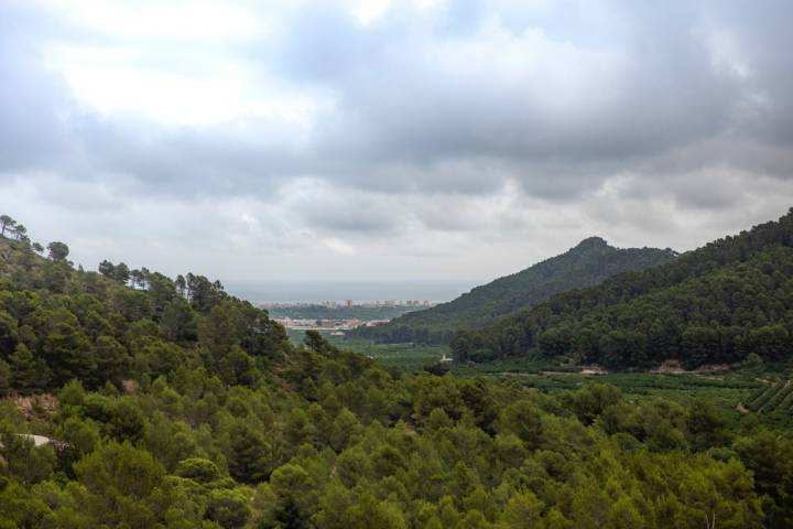 El pueblo de Xeraco y la playa al fondo, vistas desde la montaña