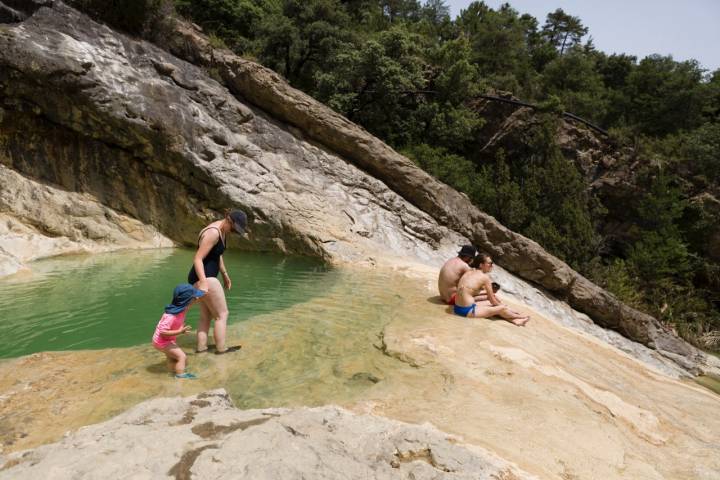 La mayoría de las familias con niños se quedan en las primeras piscinas naturales. 