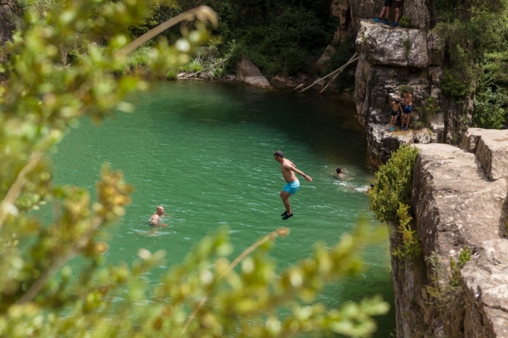 Piscinas naturales río Arba de Luesia: tirándose a la poza