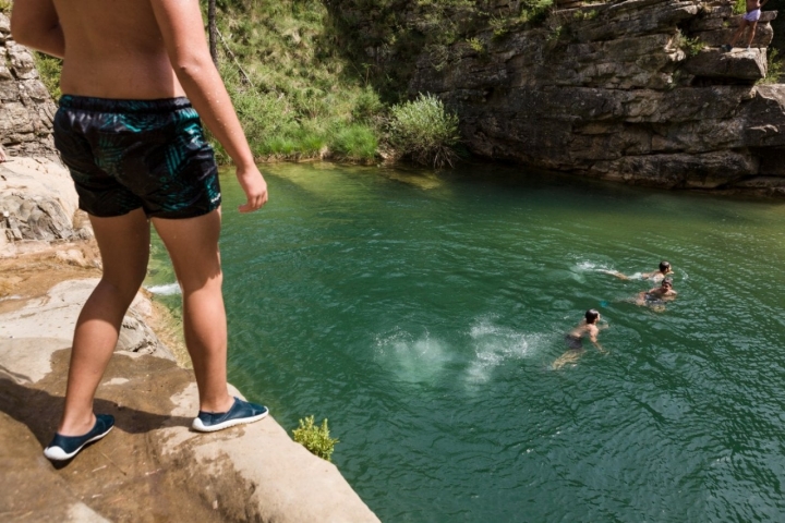 Piscinas naturales río Arba de Luesia: niños jugando en el agua