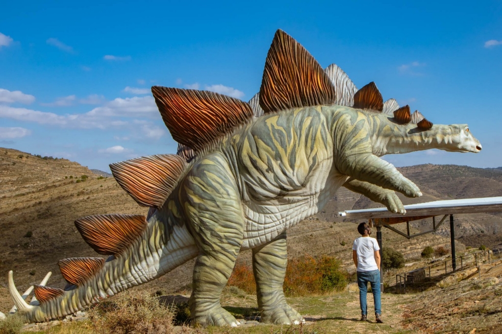 Leyendo huellas de dinosaurios y de la España que se fue Leyendo huellas de dinosaurios y de la España que se fue