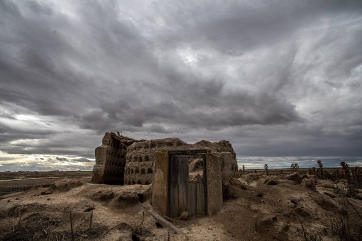 Edificación derruida en el pueblo abandonado Otero de Sariegos en Zamora