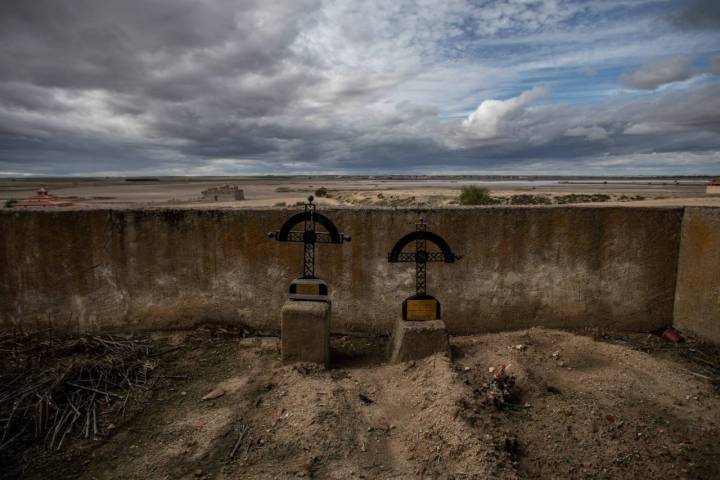 Cruces en el pueblo abandonado Otero de Sariegos en Zamora