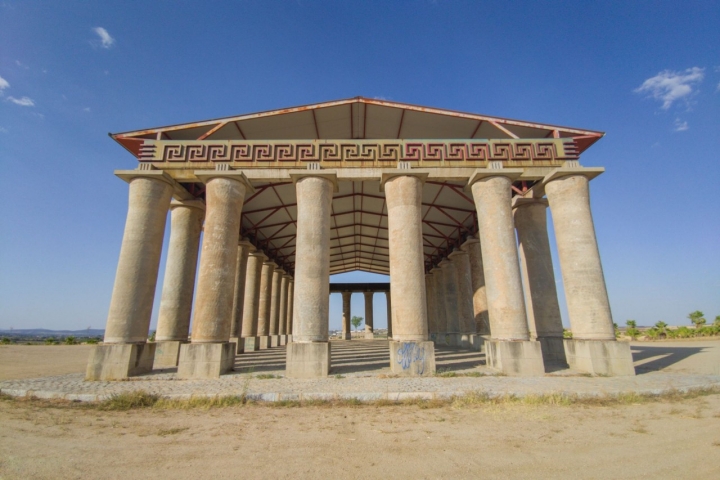 Réplica del Partenón hecha con materiales reciclables