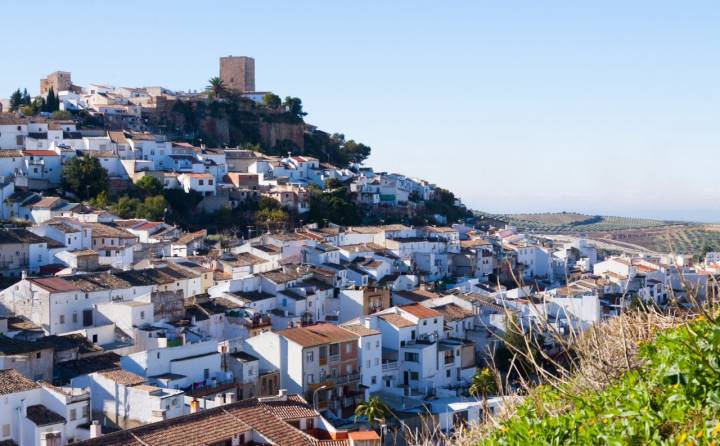 Vista de Martos con su Castillo de la Peña al fondo. Foto: Agefotostock