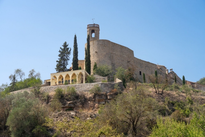 La iglesia amurallada de Montfalcó.