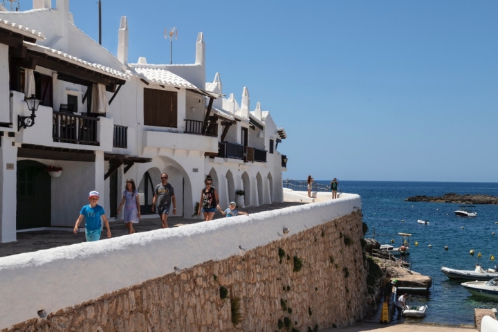 Binibèquer Vell, un pueblo blanco lleno de encanto.