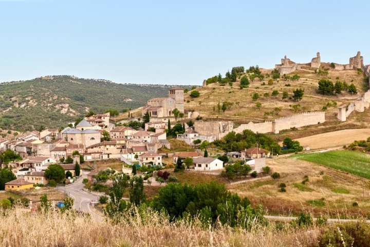 Fuentedueña se asienta sobre una ladera del río Duratón.