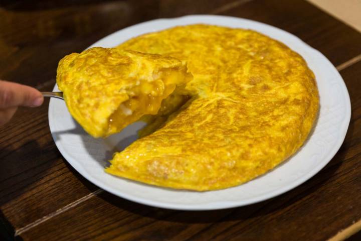 Cada tortilla lleva 200 gramos de patata y de 10 a 12 huevos (las grandes llevan 15).