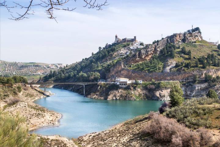 Los puentes comunican la península sobre el embalse con el resto del territorio.