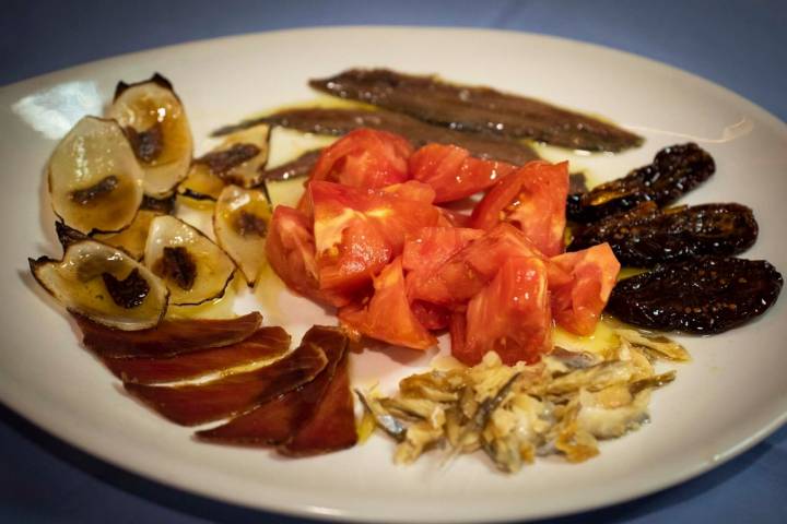 Tomate de Benissa con salazones.