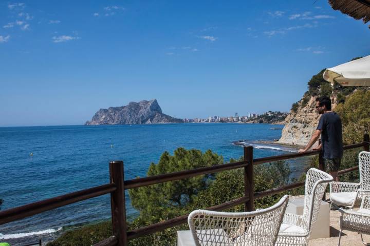 Una de las mejores panorámicas hacia el Peñón de ifach la tendrás desde esta cala.