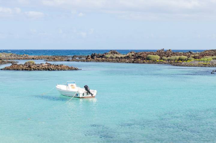 Las cristalinas aguas de la Isla de Lobos. Foto: Agefotostock