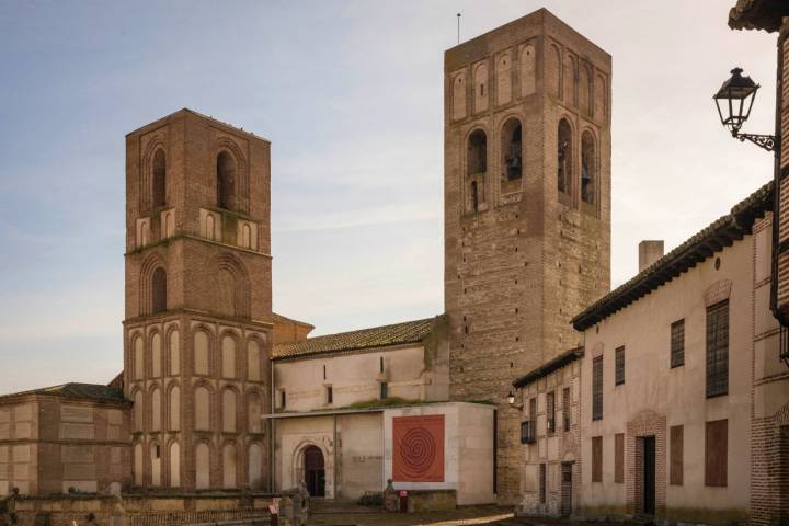 Fachada y torres de la iglesia de San Martín en Arévalo (Ávila).