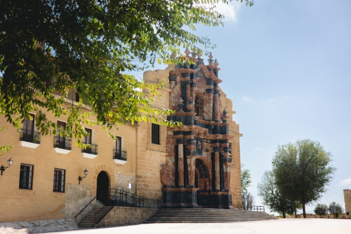 Se trata de la fortificación del siglo XII que circunda el Santuario.