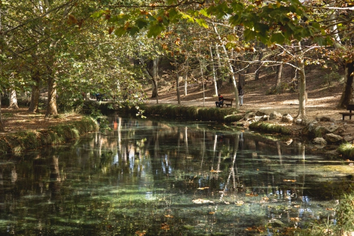Un oasis entre manantiales y bosque mediterráneo.