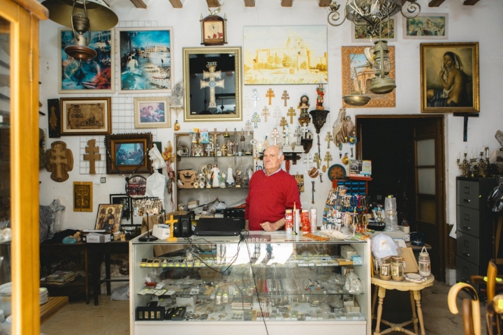  Pedro, el propietario de la tienda.
