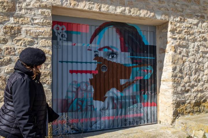 Las mascarillas para combatir del COVID se distinguen en los recientes murales.