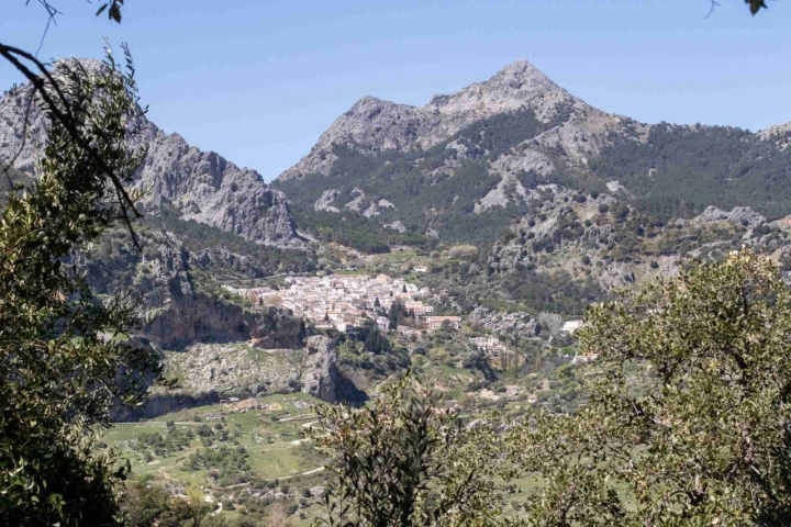 El pueblo se levanta en la ladera de la Sierra del Endrinal.