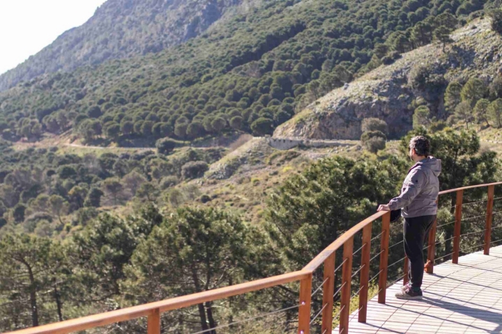 Hombre asomado al mirador del Puerto del Boyar.