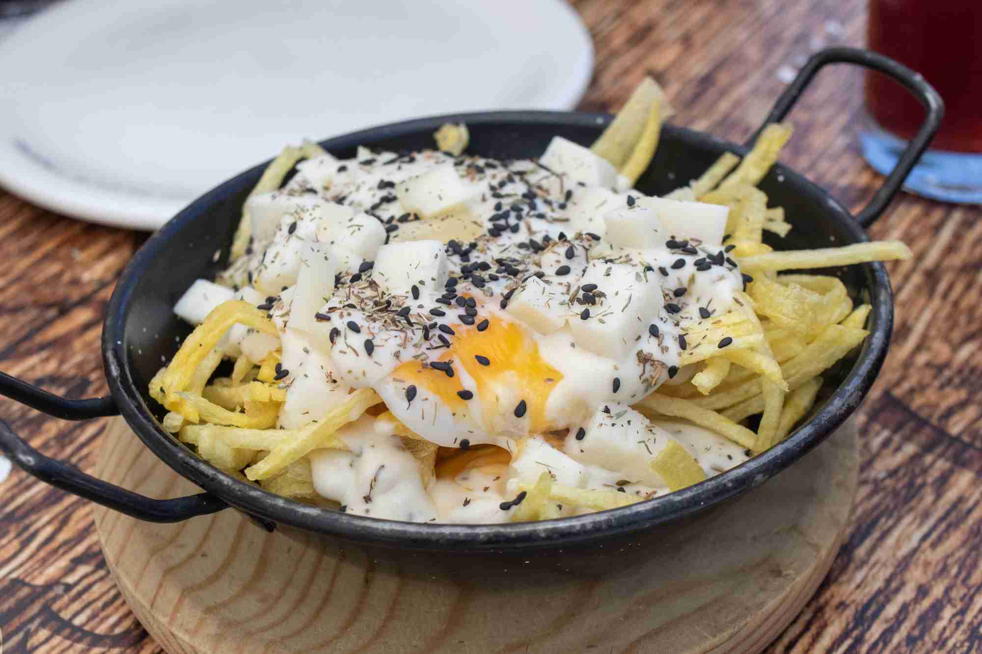 Revuelto de patatas con lomo en manteca y trufa fresca.