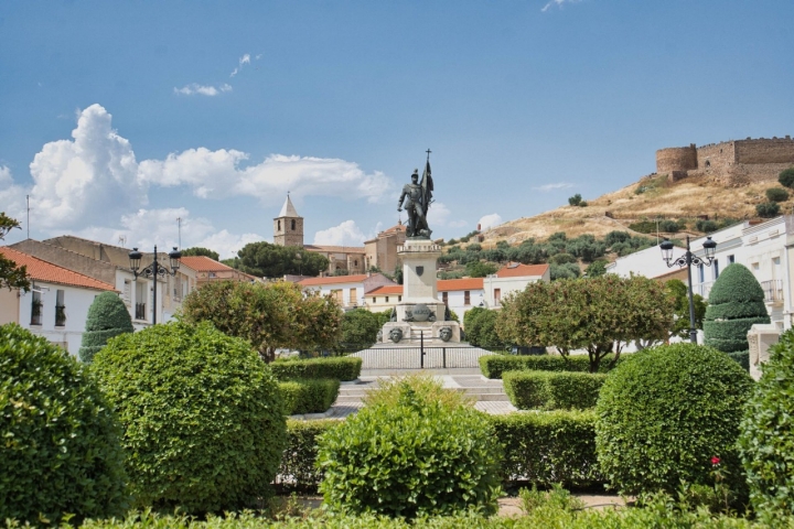 La plaza mayor de Medellín con la estatua de Hernán Cortés.