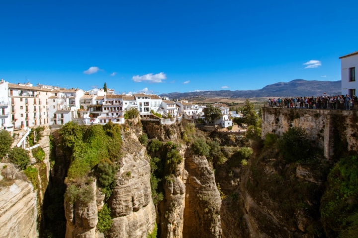 Vistas del Tajo y del mirador de Adehuela (a la derecha) desde el Puente Nuevo.