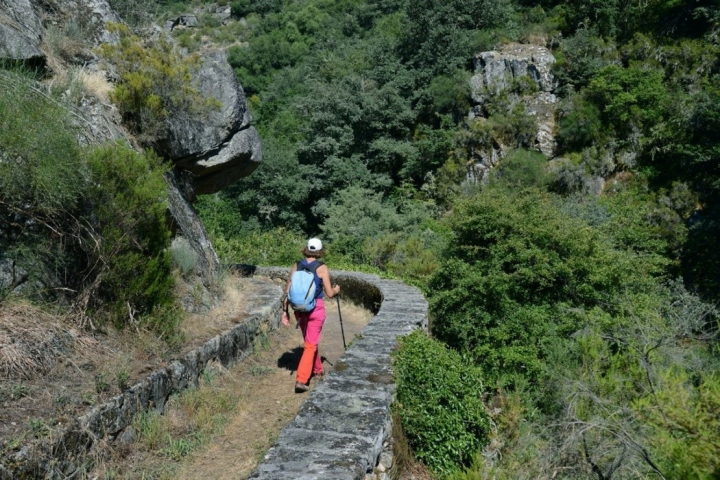 Ruta por el Cañón Mao (Ribeira Sacra): Tramo sobre el antiguo canal de agua.