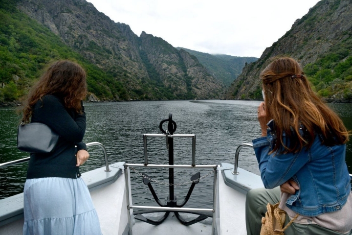 Ruta por el Cañón Mao (Ribeira Sacra): vista del desfiladero desde el catamarán