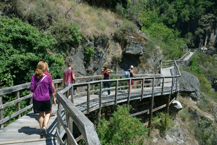 Ruta por el Cañón Mao (Ribeira Sacra): Pasarelas del río Mao.