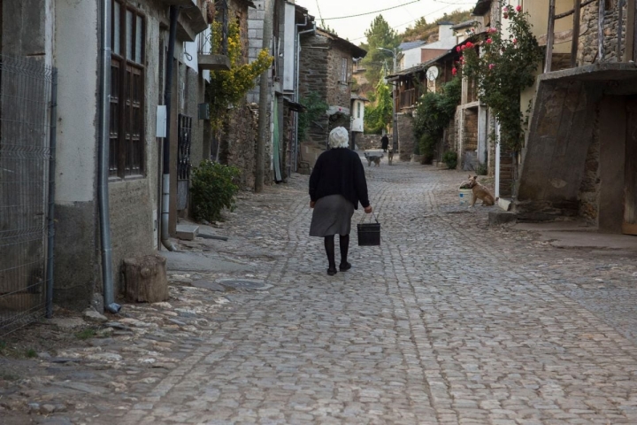 Una paisana paseando por las calles de Rio de Onor, parte portuguesa. Foto: Manuel Ruiz Toribio