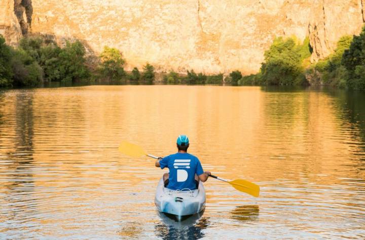 Las Hoces del Duratón prometen un tranquilo paseo en piragua. Foto: Agefotostock.