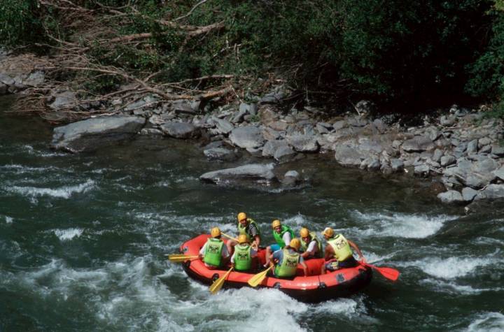 El Noguera Pallaresa es la universidad del 'rafting' de nuestro país. Foto: Agefotostock.