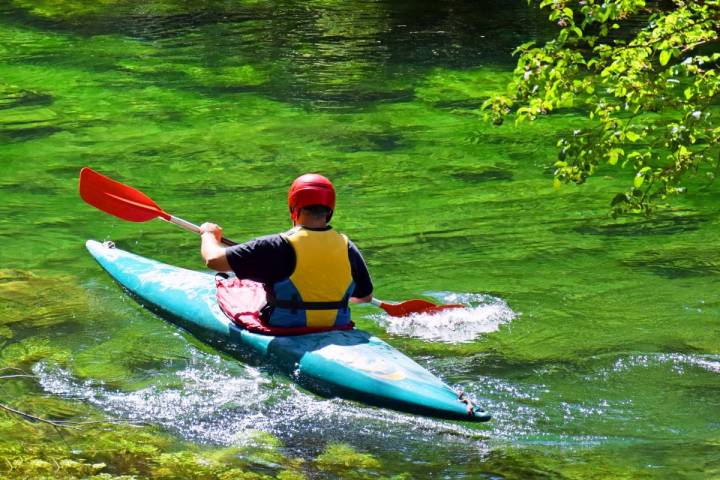 El Alto Tajo es un destino recomendable para el kayak. Foto: Shutterstock.