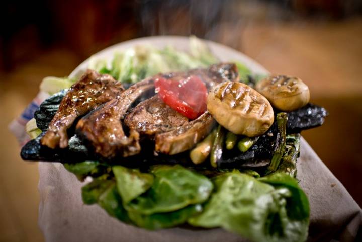 Costillas a la piedra en el 'Casós', con las setas de Joan.