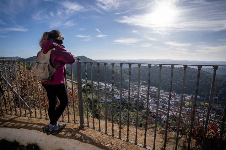 La ruta que lleva de Alájar a la Peña Arias Montano resulta accesible y cargada de historias.