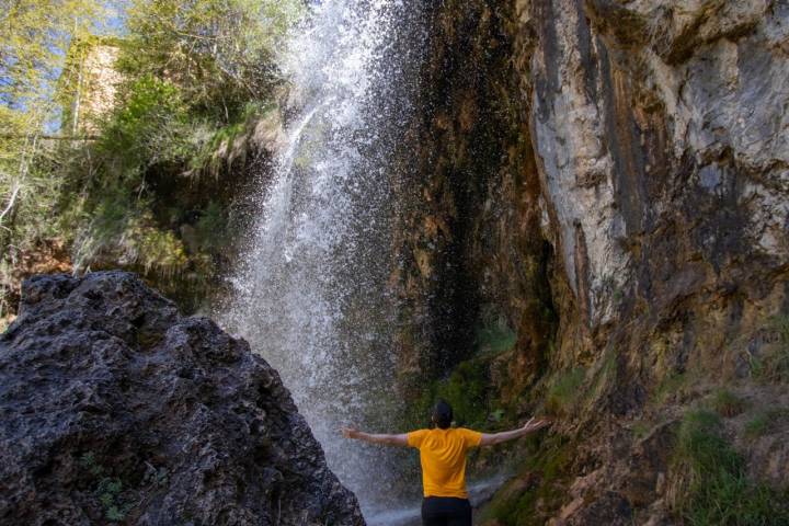 La Cascada del Molino de la Chorrera avisa a los ciclistas de que este es un territorio fluvial.