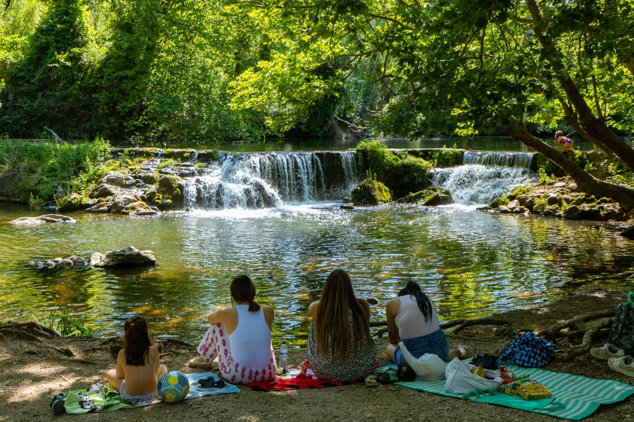 De mar y montaña a orillas de un río en femenino